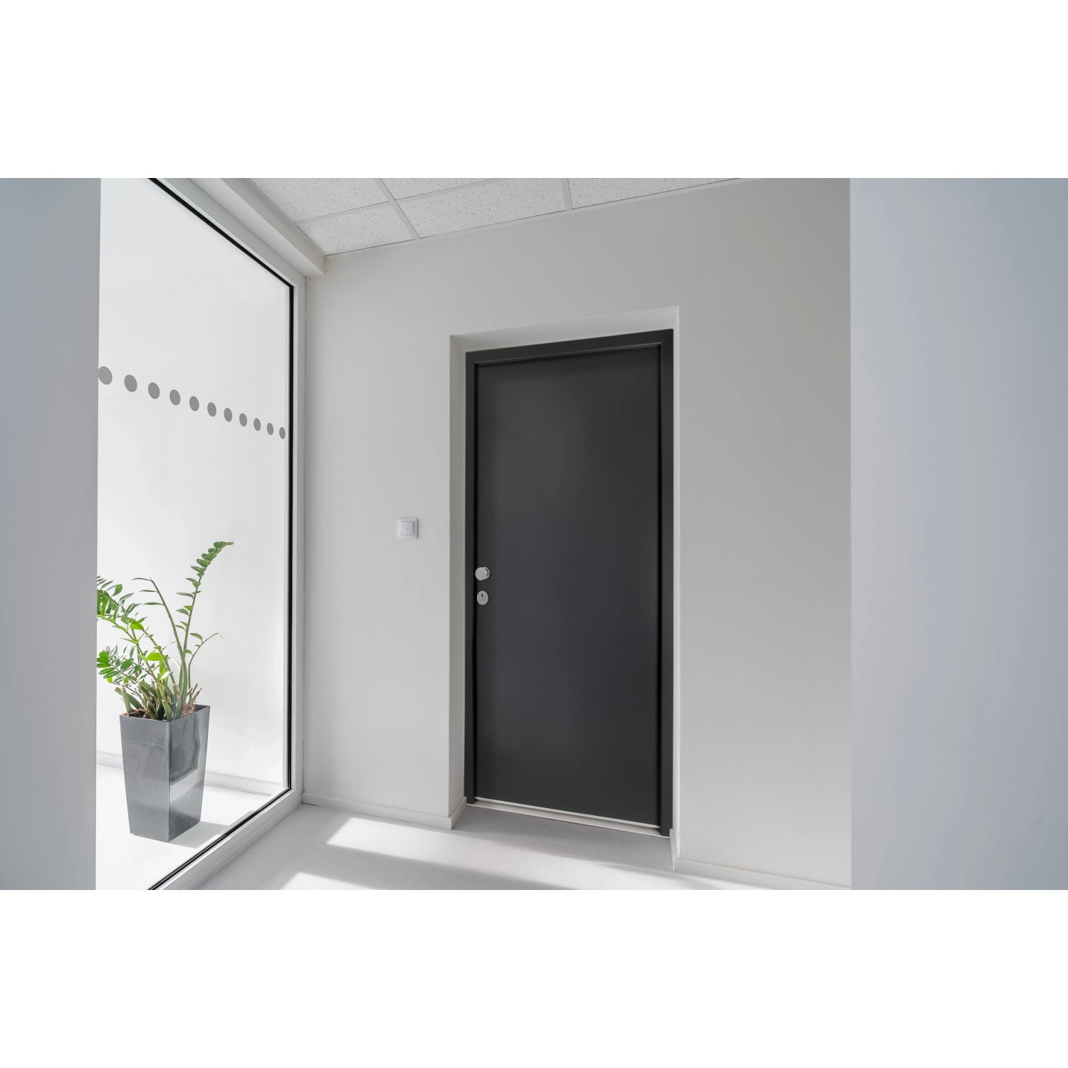 Anthrazitfarbene Splendoor Wohnungseingangstür BARI ACOUSTIC RC2 Links im Flur.