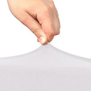 Hand dehnt weiße Beautissu Stella Stehtischhusse. Elastischer Stretchstoff mit Elasthananteil für perfekte Passform.