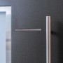 Detailaufnahme: Anthrazitfarbene Sicherheits-Haustür Milano Prime RC2 mit Edelstahlgriff.