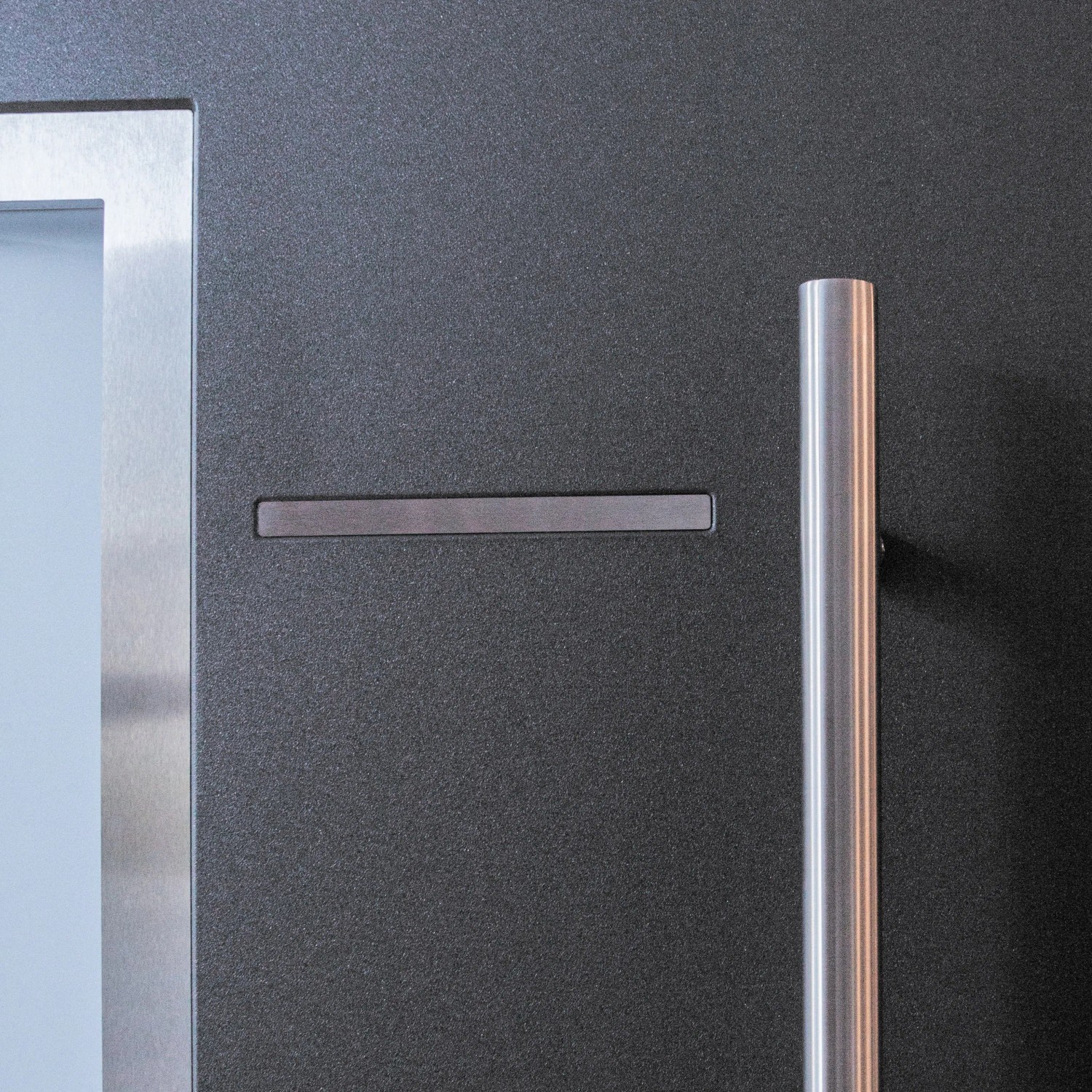 Detailaufnahme: Anthrazitfarbene Sicherheits-Haustür Milano Prime RC2 mit Edelstahlgriff.