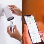 Philips Smart LED GU10 Spot wird in Lampe eingesetzt, Steuerung per App auf Smartphone.