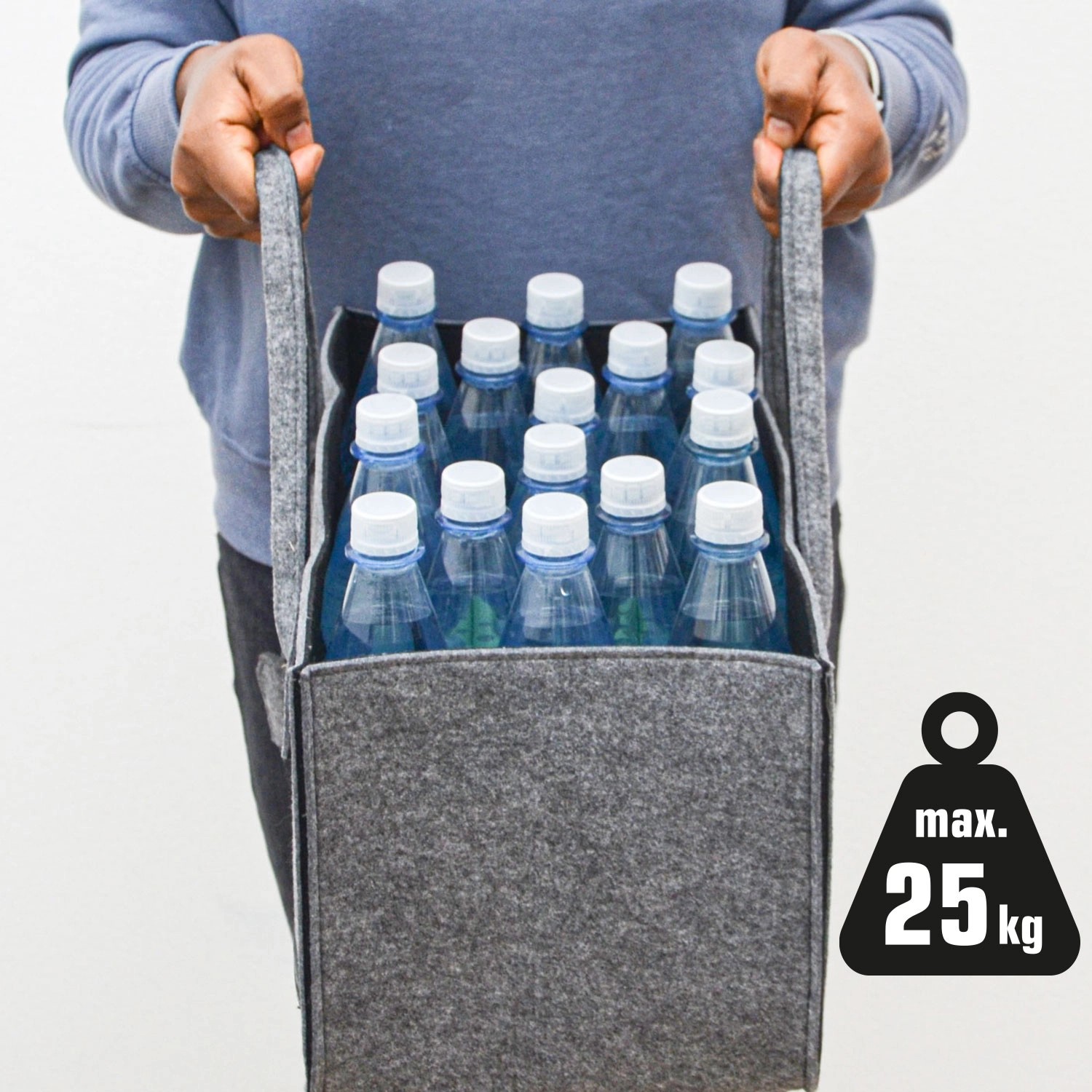 Graue Filztasche im 2er Set, gefüllt mit Wasserflaschen, belastbar bis 25 kg.
