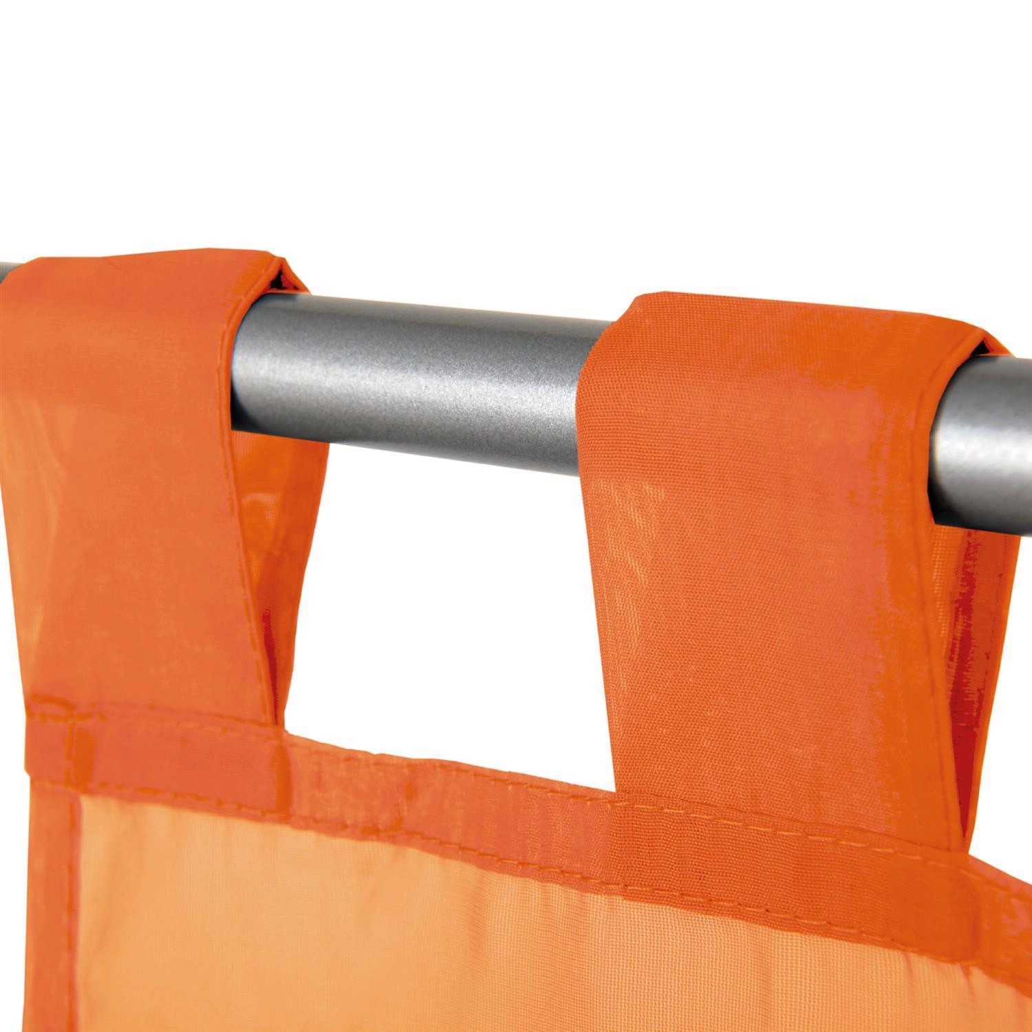 Bestlivings Sky Gardine in Apricot mit Schlaufenaufhängung an einer Gardinenstange.