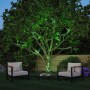 Paulmann LED-Lichterkette Yuna RGB leuchtet grün am Baum in einem Garten mit Sitzgruppe.