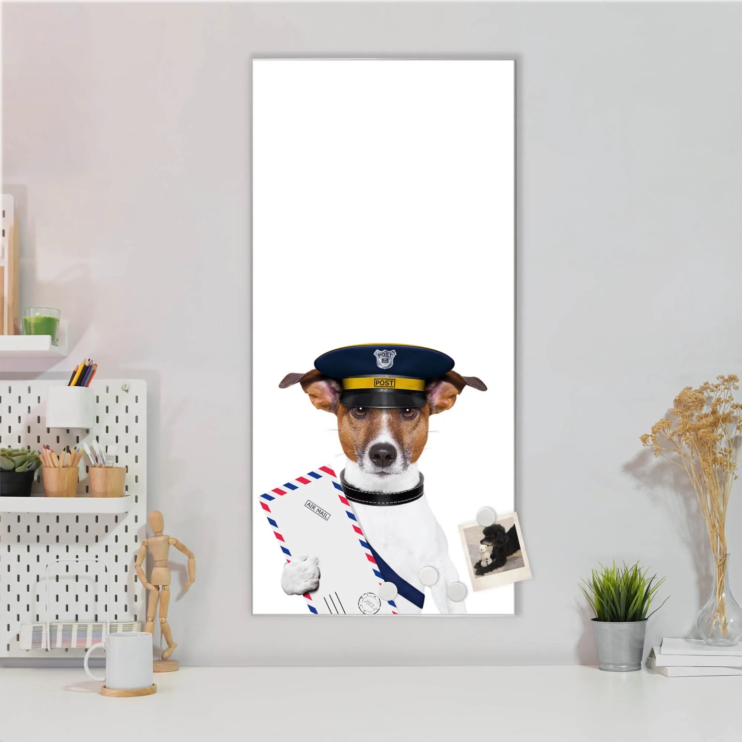 Magnettafel mit Jack Russel als Postbote, 37x78cm. Silberne Magnetwand für Notizen und Fotos.