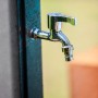 Detailaufnahme: Verchromter Fußwaschhahn der Gre Solardusche aus Harz, 25 l, Grau.