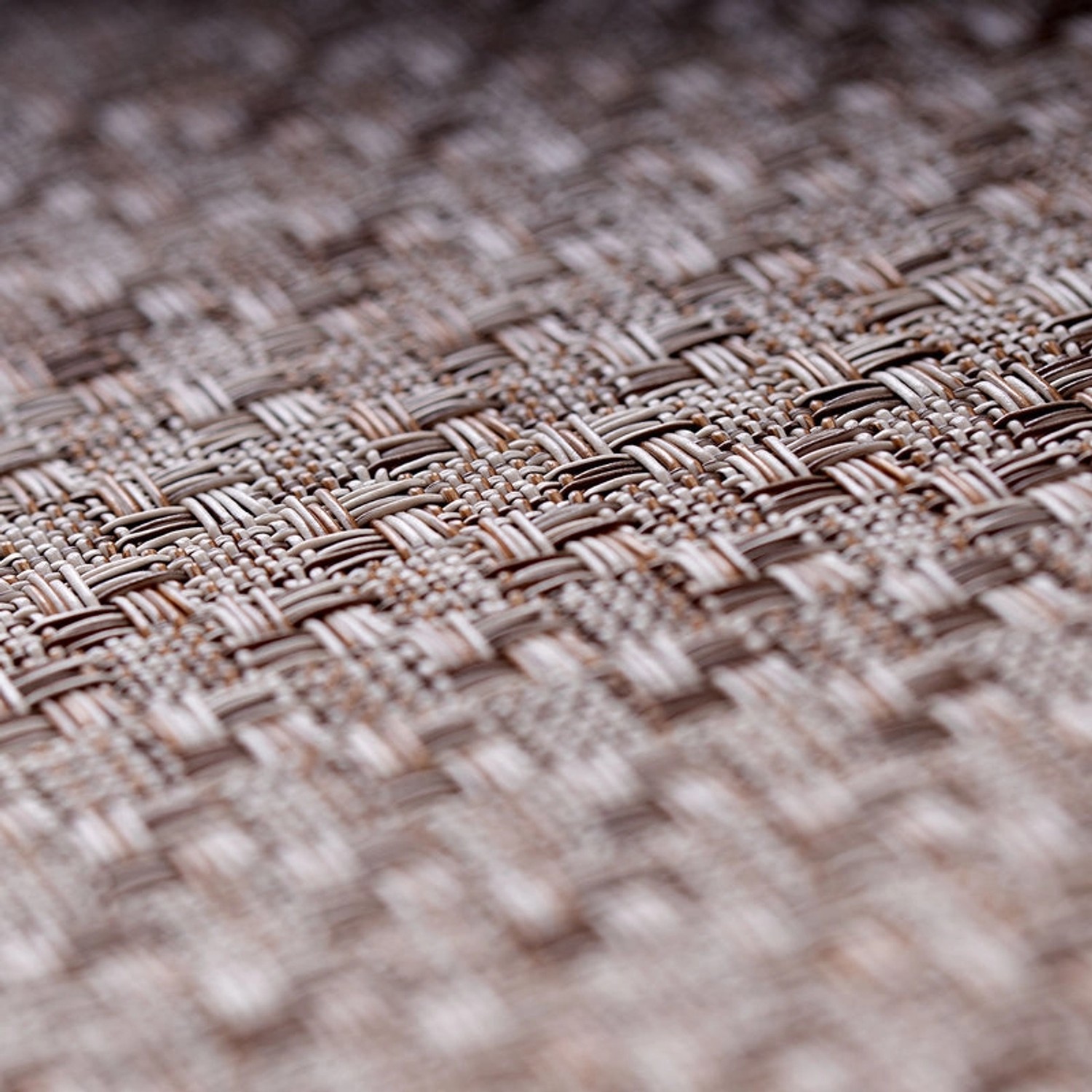 Detailaufnahme: Wetterfester Outdoor Teppich Trani in Braun mit gewebter Struktur.