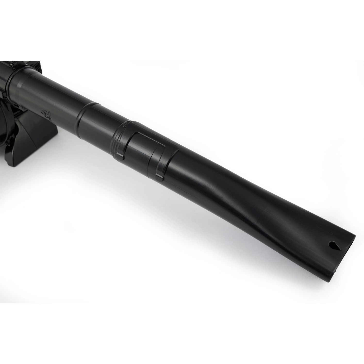 Detailaufnahme des schwarzen Blasrohrs vom Alpina Benzin-Laubbläser ABL 27 V.