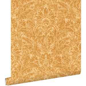 ESTAhome Vliestapete mit Terrakotta-Ornamenten. Klassisches Muster in warmem Orange-Ton, teilweise abgerollt.
