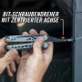 Gerber Dual-Force Multitool im Einsatz: Bit-Schraubendreher mit zentrierter Achse beim Schrauben.