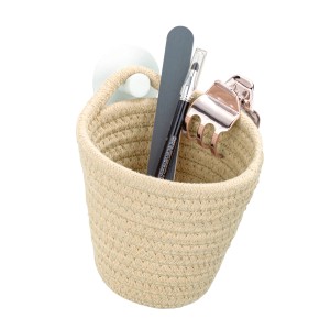 Beiger Wenko Aufbewahrungskorb Soria aus Baumwolle mit Kosmetikartikeln, hängend.