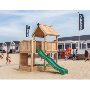Hy-Land Spielgerät P3 mit Rutsche aus Kiefernholz auf einem Sandstrand.