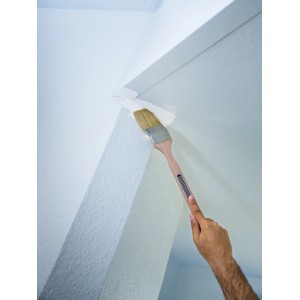 LUX Eckenpinsel 60 mm im Einsatz: Streichen einer Ecke mit Dispersionsfarbe.