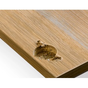 Hettich Reparaturblech (weiß) für 35 mm Topfscharnier an beschädigter Holzplatte.