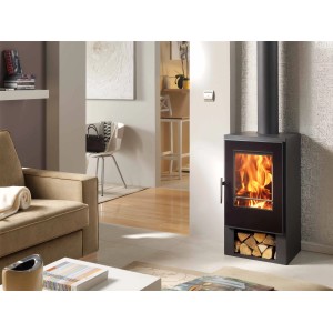Schwarzer Panadero Andes Kaminofen (7,5 kW) mit Holzscheiten im Wohnraum.