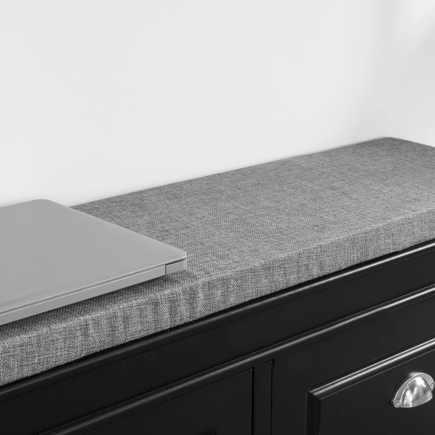 SoBuy Sitzbank FSR64-SCH, schwarz mit grauem Sitzkissen und Laptop.