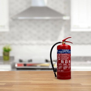 Roter Smartwares Pulverlöscher ABC 6 kg mit Halterung vor Küchenhintergrund.