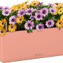 Lechuza Balconera Color 50 Blumenkasten in Korallrot mit gelben und lila Margeriten.