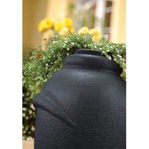 Anthrazitfarbene Waterform Regentonne Aquacan 360 l im Amphoren-Design vor Pflanzen.