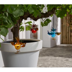 Mehrfarbige Luxform Solar-Hängeleuchten Vogel als Gartendeko an Pflanze.