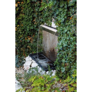 Ubbink Niagara LED Wasserfall aus Edelstahl im Garten mit Pflanzen und Steinen.