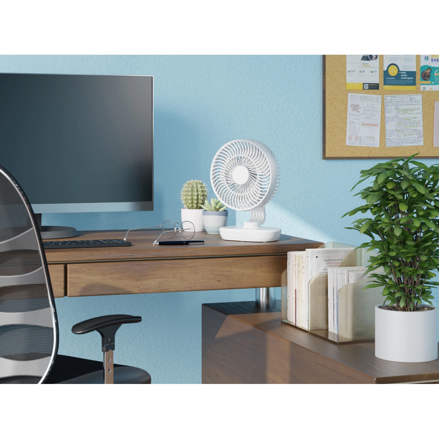 Weißer Akku-Tischventilator (Ø 20 cm) auf Schreibtisch mit Deko.