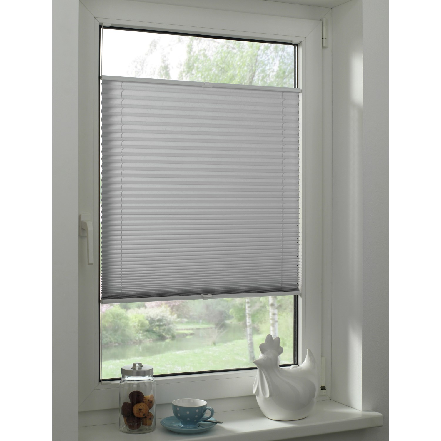 Graues Gardinia Plissee Concept Tageslicht, 90x130 cm, am Fenster montiert.