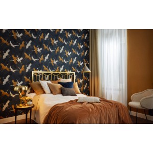 Schlafzimmer mit anthrazitfarbener Rasch Vliestapete Barbara Home Coll. III 560664 mit Kranichmuster.