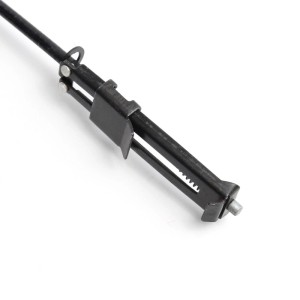 Detailansicht der schwarzen XPOtool Schlauchschellenzange mit flexiblem Bowdenzug und Greifmechanismus für Kfz-Arbeiten.