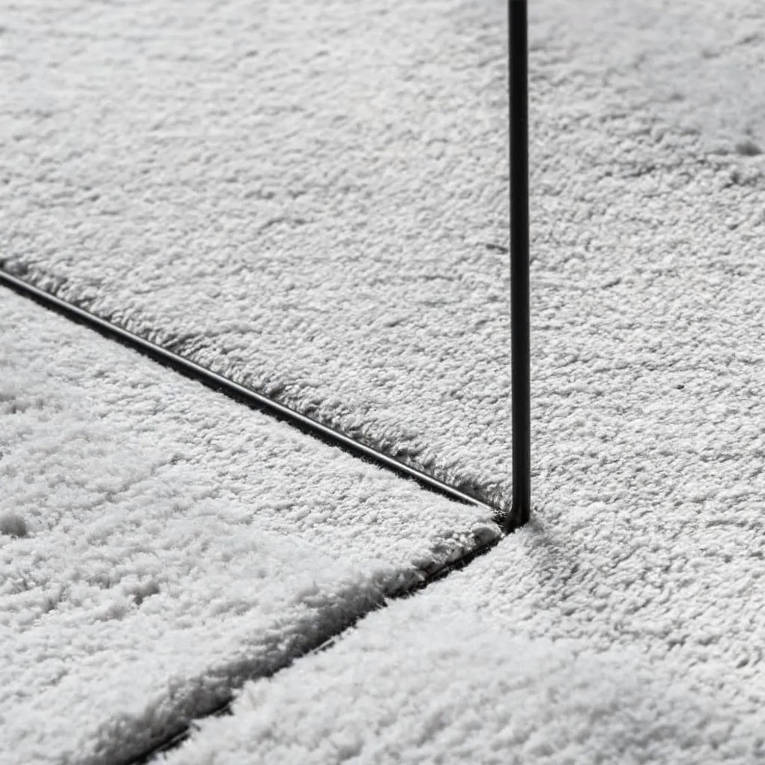Grauer, weicher HUARTE Kurzflor Teppich aus Polyester. Detailaufnahme der flauschigen Textur und des dichten Flors.