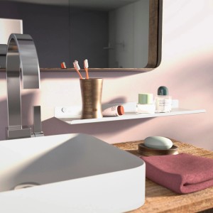 Weißes SOTECH HOVER-V Design Wandregal im Bad, mit Zahnbürsten und Parfümflaschen. Schwebendes Regal für moderne Ablage.