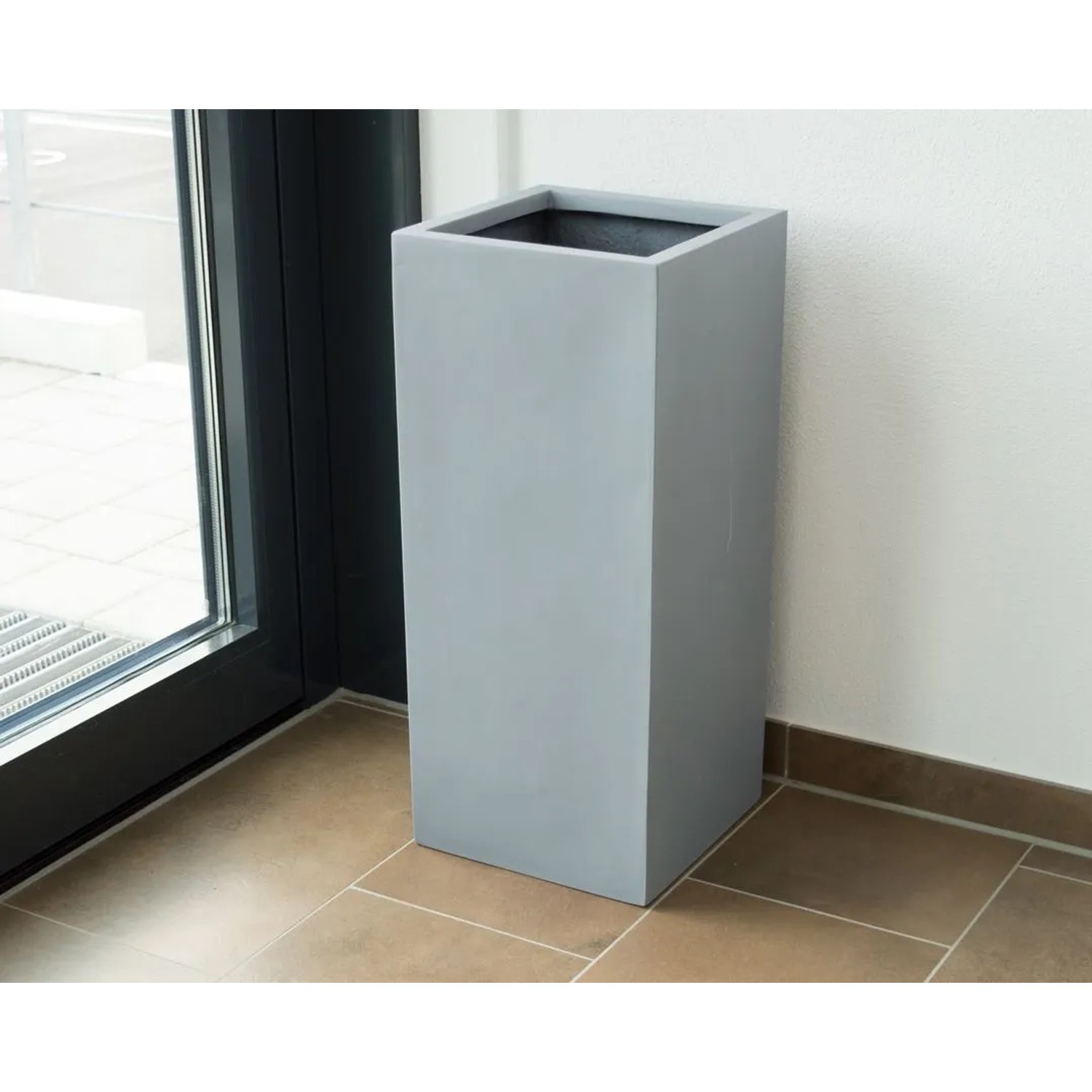 Grauer, hoher Elegant Einrichten Pflanzkübel Säule aus Fiberglas, 30x30x90 cm.