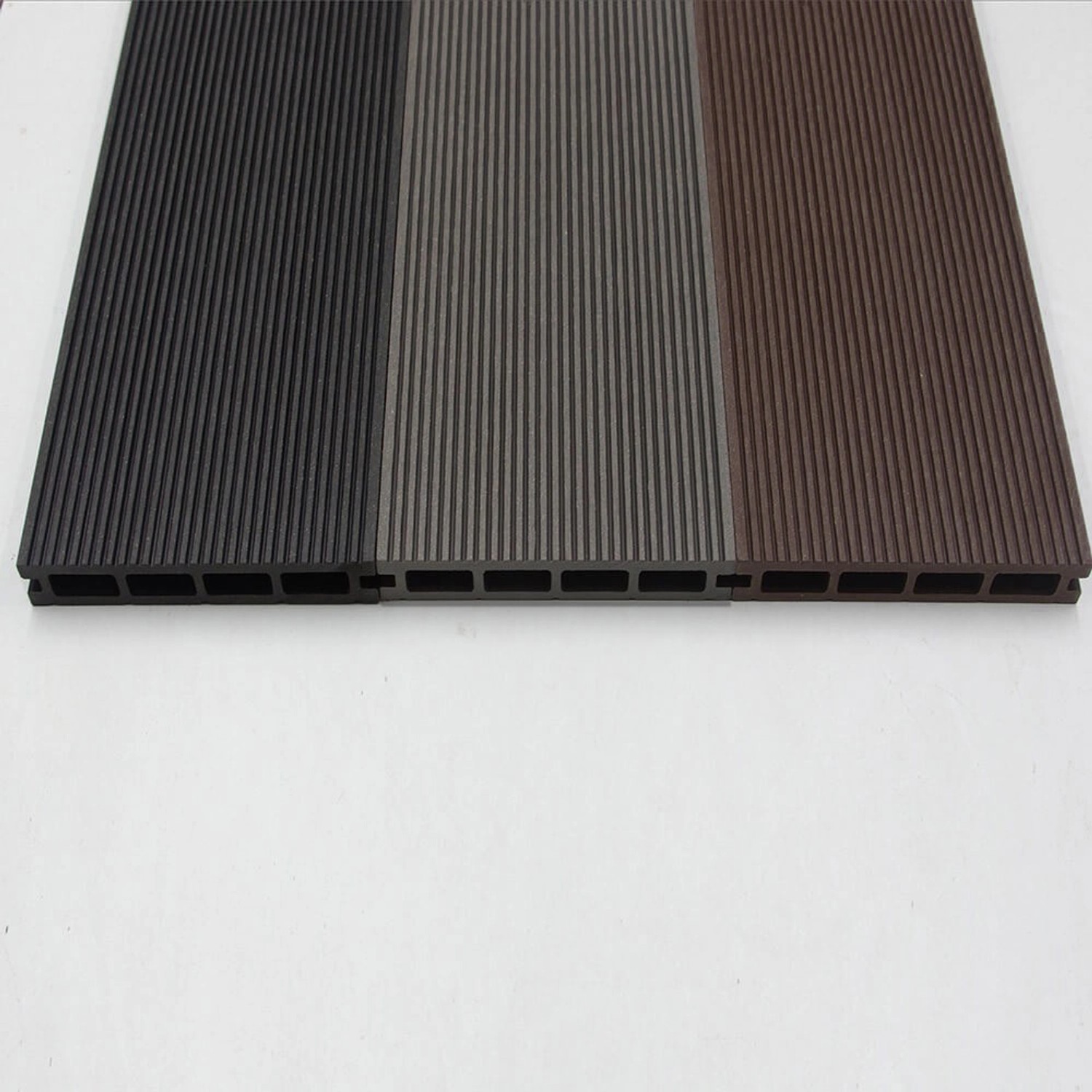 WPC-Terrassendielen Samana in Anthrazit, Grau und Braun mit feiner Riffelung.