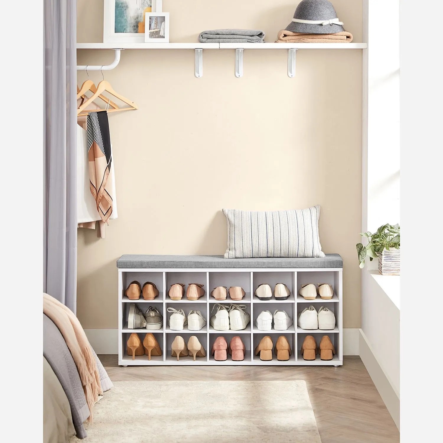 Weiße Vasagle Schuhbank mit grauem Sitzkissen und 15 Fächern für Schuhe.