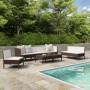 Braunes 9-tlg. vidaXL Garten-Lounge-Set aus Rattan mit cremeweißen Auflagen am Pool.