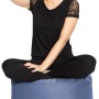Frau sitzt auf blauem Sitting Point Hocker Outside 120l. Bequemer Sitzsack für Indoor & Outdoor.