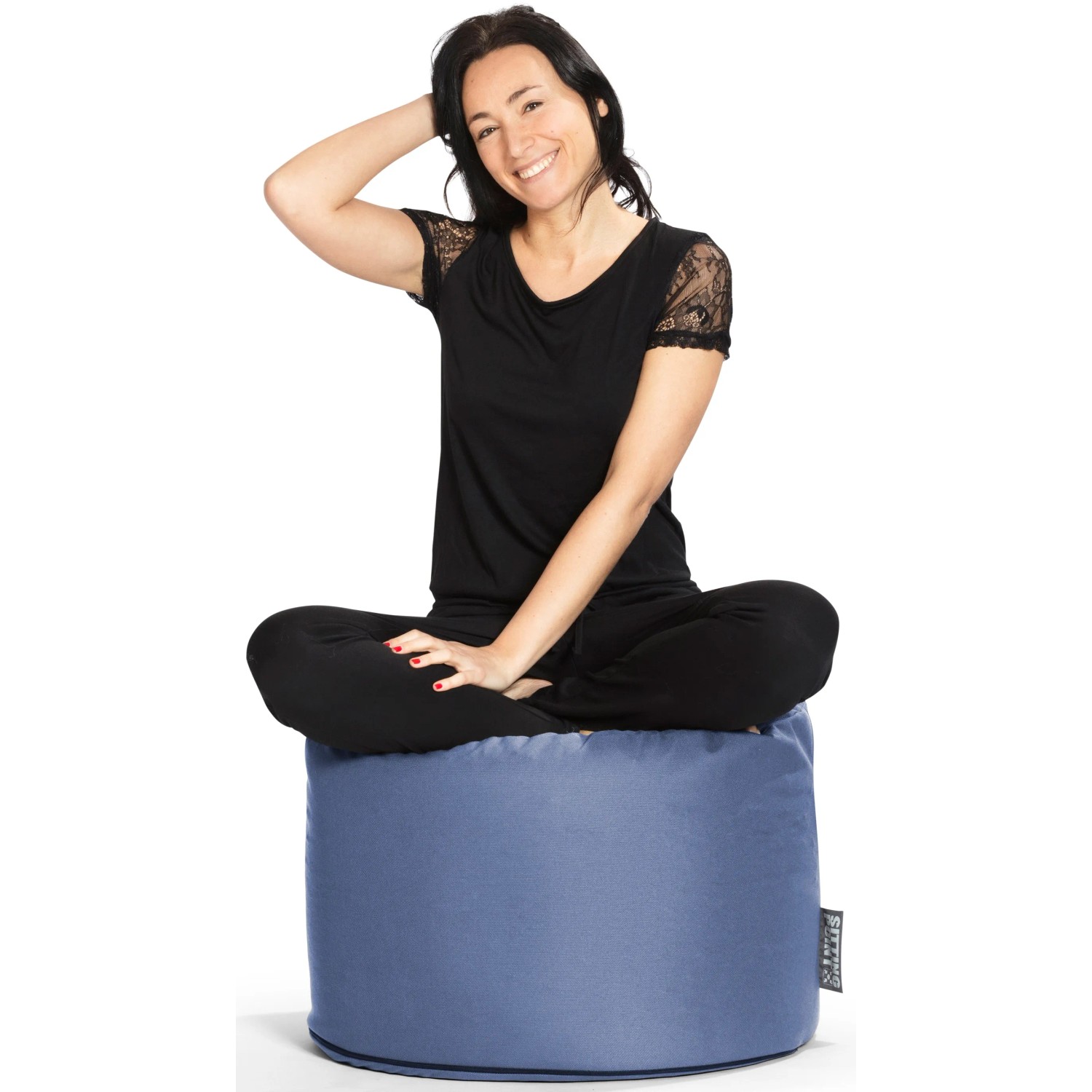 Frau sitzt auf blauem Sitting Point Hocker Outside 120l. Bequemer Sitzsack für Indoor & Outdoor.