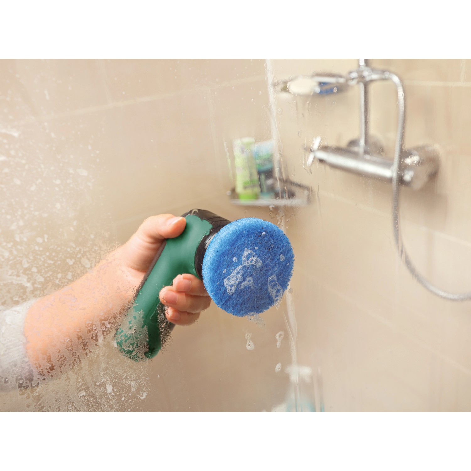 Bosch Akku-Bürste Universal Brush im Einsatz in der Dusche mit blauem Pad.