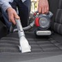 Black+Decker Dustbuster Flexi Autosauger (12V) im Einsatz zur Reinigung eines Autositze.