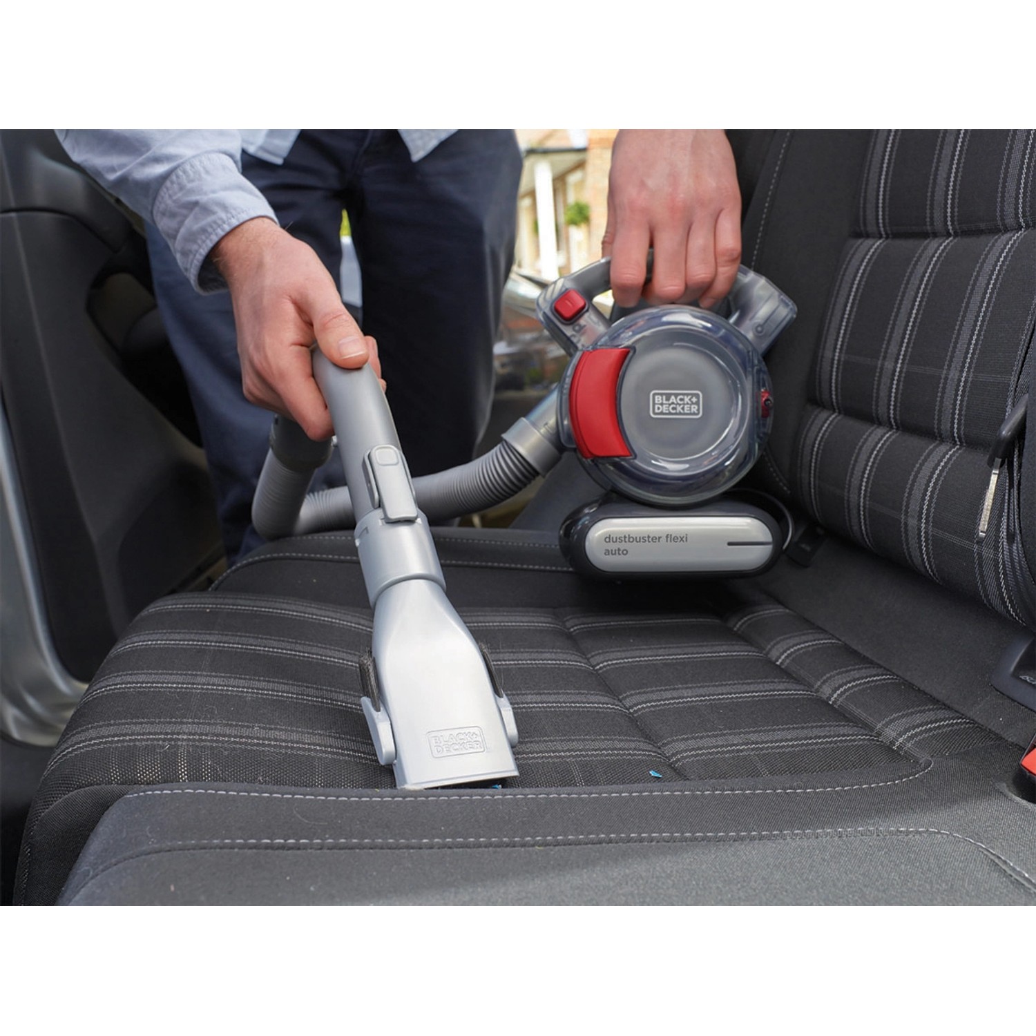 Black+Decker Dustbuster Flexi Autosauger (12V) im Einsatz zur Reinigung eines Autositze.