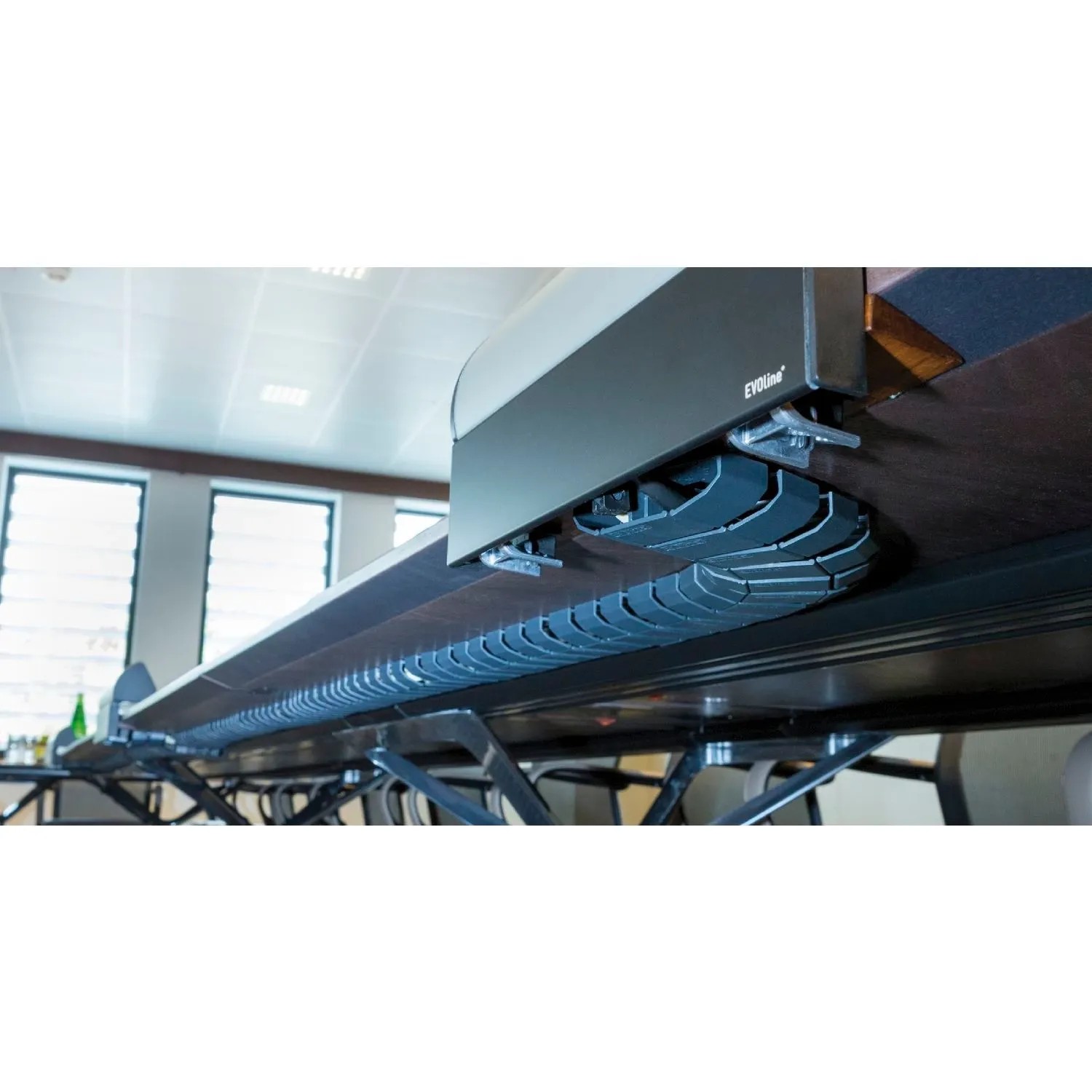 Schwarze, flexible Evoline Wirelane Schreibtisch Kabelführung unter einer Tischplatte, 750-1000 mm.
