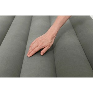 Graues Bestway TriTech Luftbett (185x76x25cm) für 1 Person mit Hand auf samtiger Oberfläche.