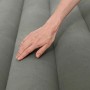Graues Bestway TriTech Luftbett (185x76x25cm) für 1 Person mit Hand auf samtiger Oberfläche.