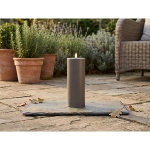 Greige Flower Power LED-Outdoor-Kerze Niumi aus Metall mit flackerndem Licht auf Steinterrasse. Perfekt für Garten-Deko.