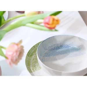 Ritzenhoff & Breker Trio Tafelservice: Weiße Schale mit blauen Streifen, grüne Platte. Modernes Steinzeug Geschirr im Scandi-Design.