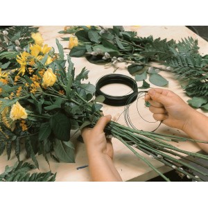 Grüner Bindedraht (1,4 mm, 20 m) zum Binden von Blumen und Pflanzen, Anwendung.