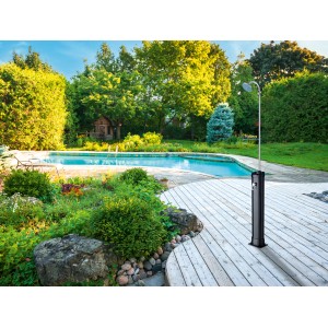 Solar-Außendusche (H 213 cm, 18 l) neben Pool auf Holzdeck. Gartendusche mit Temperaturregelung.
