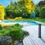 Solar-Außendusche (H 213 cm, 18 l) neben Pool auf Holzdeck. Gartendusche mit Temperaturregelung.