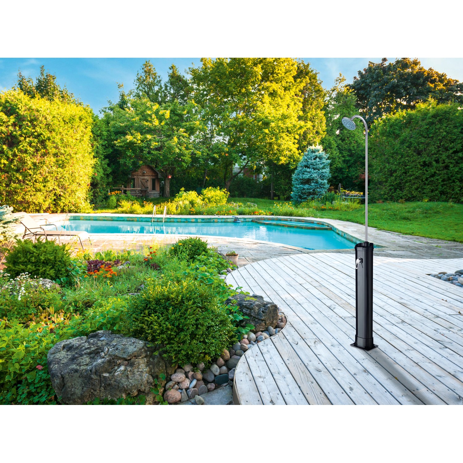 Solar-Außendusche (H 213 cm, 18 l) neben Pool auf Holzdeck. Gartendusche mit Temperaturregelung.