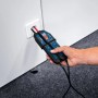 Bosch Professional GVT 1000-15 Spannungsprüfer in Nutzung an Steckdose.